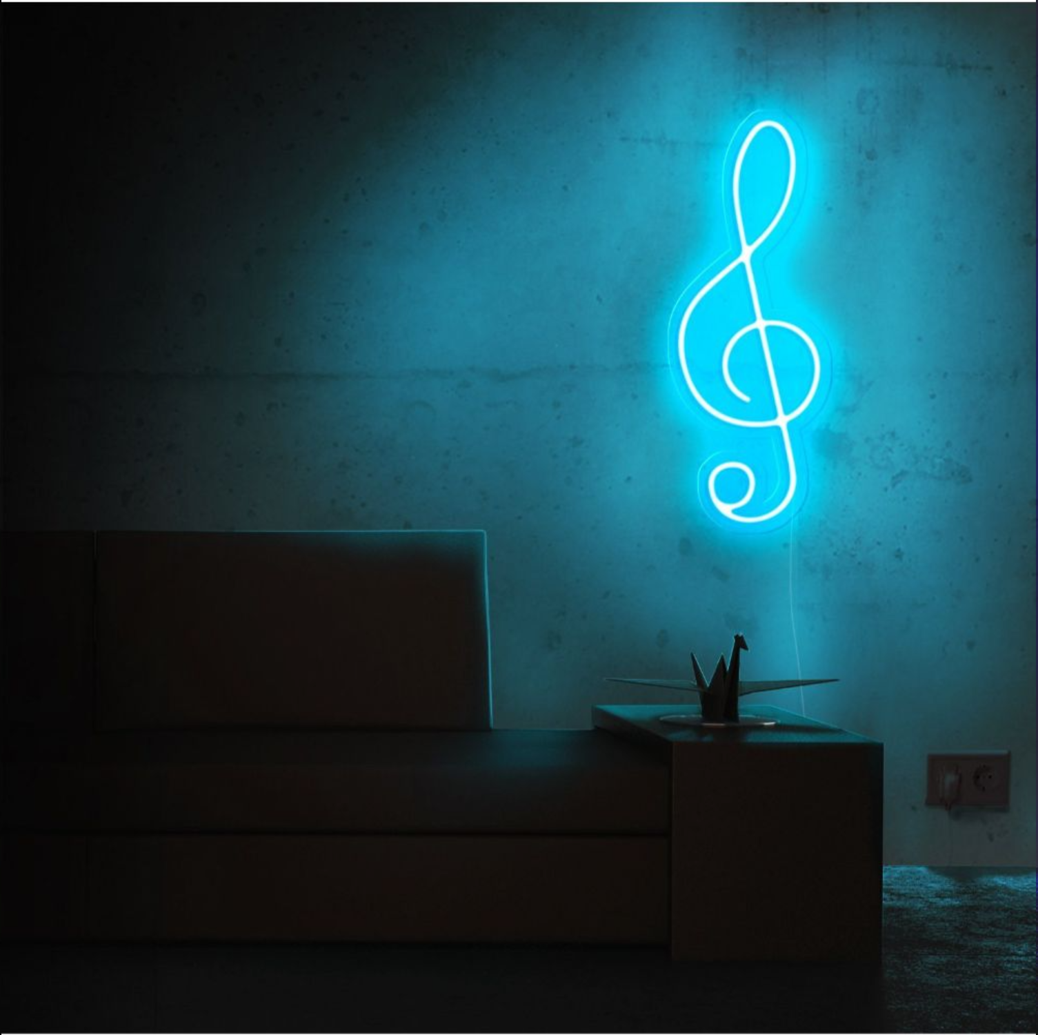 Neonreclame met muzieknoot in de vorm van een Treble Clef