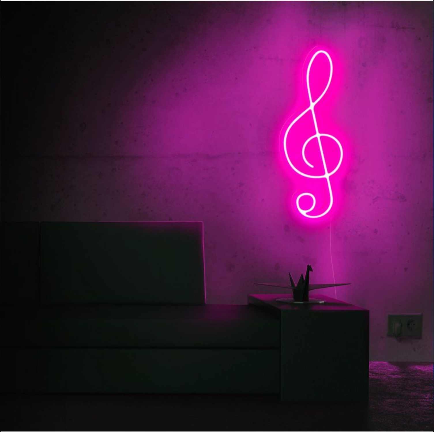 Neonreclame met muzieknoot in de vorm van een Treble Clef